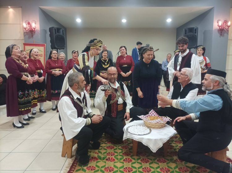 Μορφωτικός Εκπολιτιστικός Σύλλογος Σωτήρας Τρικάλων: Ο ετήσιος χορός είχε όλα τα αυθεντικά στοιχεία της Ελληνικής Παράδοσης! (ΕΙΚΟΝΕΣ)