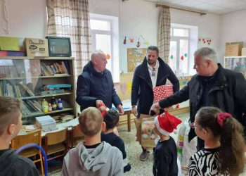 Χριστούγεννα προσφοράς και αλληλεγγύης από το «ΜοιράΖΩμαι» – Διανεμήθηκαν 500 πακέτα αγάπης (ΕΙΚΟΝΕΣ)