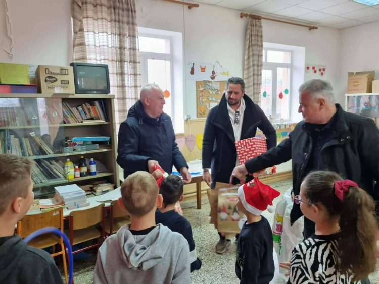 Χριστούγεννα προσφοράς και αλληλεγγύης από το «ΜοιράΖΩμαι» – Διανεμήθηκαν 500 πακέτα αγάπης (ΕΙΚΟΝΕΣ)