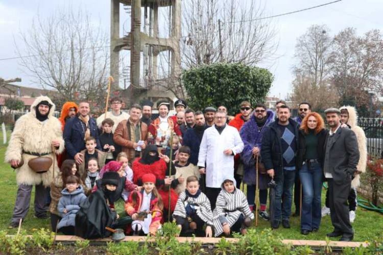 Τα «Ρογκατσάρια» αναβίωσαν με μεγάλη επιτυχία ανήμερα των Θεοφανίων στη Φανερωμένη Τρικάλων (ΕΙΚΟΝΕΣ)