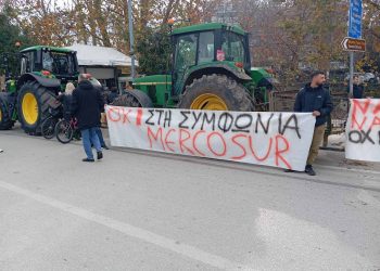 Μπλόκα Ε65: Ο δρόμος ανοιχτός, τα τρακτέρ στην άκρη, αλλά οι αγρότες εκεί!