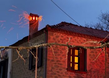 Καστράκι: Κινητοποίηση της Πυροσβεστικής Υπηρεσίας Καλαμπάκας για φωτιά σε καμινάδα σπιτιού (ΕΙΚΟΝΕΣ – ΒΙΝΤΕΟ)
