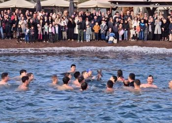 Νέα Αγχίαλος: Γυναίκα έπιασε τον Σταυρό στον αγιασμό των υδάτων – Πρώτη φορά στα χρονικά (ΕΙΚΟΝΕΣ)