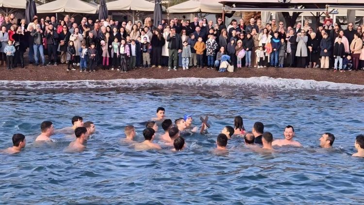 Νέα Αγχίαλος: Γυναίκα έπιασε τον Σταυρό στον αγιασμό των υδάτων – Πρώτη φορά στα χρονικά (ΕΙΚΟΝΕΣ)
