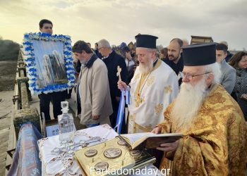 Φαρκαδόνα | Η κατάδυση του Τιμίου Σταυρού στα νερά του Πηνειού (ΕΙΚΟΝΕΣ)