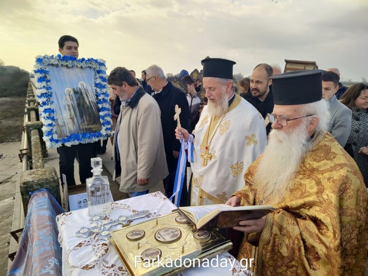 Φαρκαδόνα | Η κατάδυση του Τιμίου Σταυρού στα νερά του Πηνειού (ΕΙΚΟΝΕΣ)