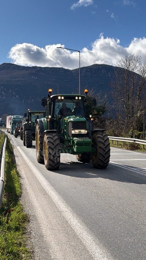 Στον δρόμο για το Μουργκάνι οι αγρότες με τα τρακτέρ (ΕΙΚΟΝΕΣ)