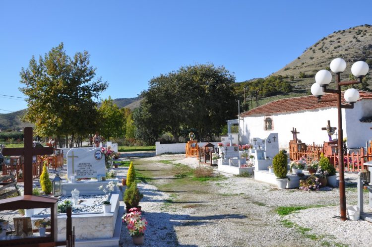 Στόχος αγνώστων το Κοιμητήριο Κρήνης – Αφαίρεσαν μεταλλικά αντικείμενα από τάφους