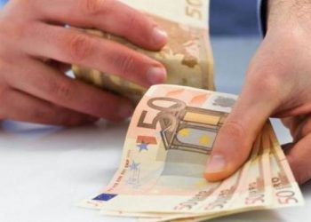 Αυξήσεις: Οι νέοι μισθοί σε δημόσιο και ιδιωτικό τομέα – Αναλυτικοί πίνακες και παραδείγματα