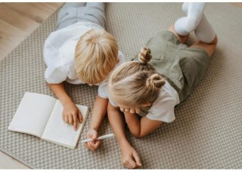 Η ψυχολογία λέει ότι όσοι σχεδόν δεν έχουν επικοινωνία με τα αδέλφια τους, συνήθως είχαν αυτές τις 9 ξεχωριστές παιδικές εμπειρίες
