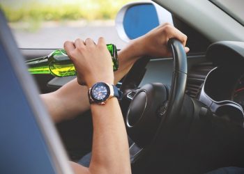 Έκανε τον ραλίστα, τράκαρε σταυθμευμένα οχήματα, παραβίασε το “κόκκινο” και όλα αυτά μεθυσμένος!!!