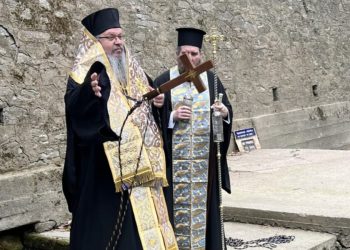 Μετά 3 χρόνια ξανά η κατάδυση του Τιμίου Σταυρού στην Αγία Παρασκευή Τεμπών (ΕΙΚΟΝΕΣ)