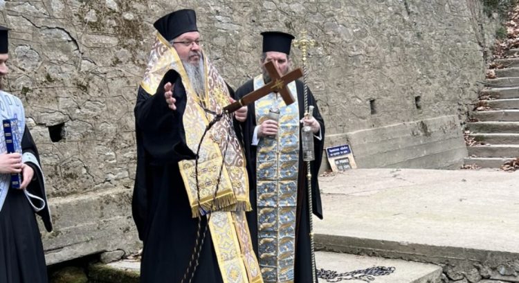 Μετά 3 χρόνια ξανά η κατάδυση του Τιμίου Σταυρού στην Αγία Παρασκευή Τεμπών (ΕΙΚΟΝΕΣ)