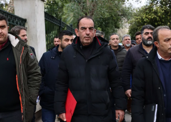 Στην Αθήνα οι αγρότες για τη συνάντηση με τον Κ. Μητσοτάκη – Έξω από το Μαξίμου και ο Ανεστίδης, μέσα οι Τρικαλινοί Σπυρόπουλος και Κουτής (ΕΙΚΟΝΕΣ)