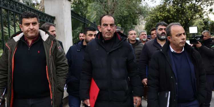 Στην Αθήνα οι αγρότες για τη συνάντηση με τον Κ. Μητσοτάκη – Έξω από το Μαξίμου και ο Ανεστίδης, μέσα οι Τρικαλινοί Σπυρόπουλος και Κουτής (ΕΙΚΟΝΕΣ)