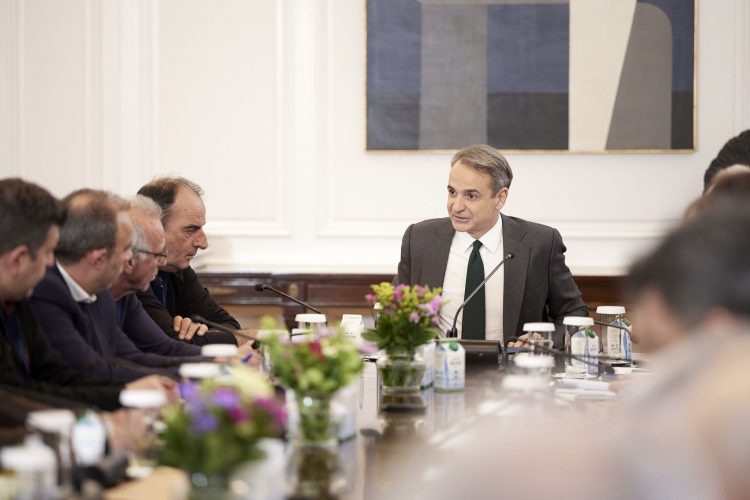 Ολοκληρώθηκε η συνάντηση του Κ. Μητσοτάκη με τους αγρότες στο Μέγαρο Μαξίμου