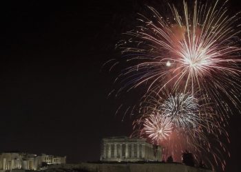 Από την Ήπειρο έως τη Λέρο: Τα έθιμα και οι παραδόσεις της Πρωτοχρονιάς