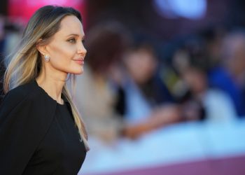 Eγκαταλείπει η Αντζελίνα Τζολί την Αμερική; Γιατί πουλάει τα σπίτια της η ηθοποιός
