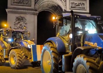 «Απόβαση» αγροτών στο Παρίσι: Τρακτέρ στην αψίδα του Θριάμβου – Βίντεο