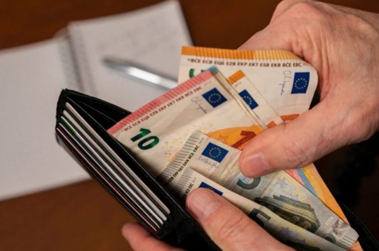 Πότε θα αρχίσει η καθολική καταβολή του νέου επιδόματος ανεργίας – Φθάνει έως και 1.295 ευρώ το μήνα