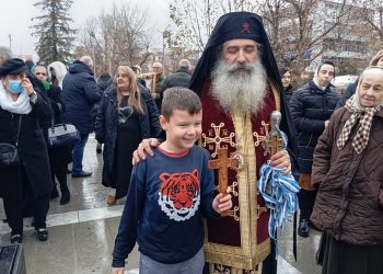 Γ.Ο.Χ. Τρικάλων: Γιόρτασαν τα Θεοφάνεια – Διπλό μήνυμα προς Νεολαίους και… Μέγαρο Μαξίμου από τον Μητροπολίτη κ.κ. Κοσμά | Ο μικρός Μιχάλης έπιασε τον Τίμιο Σταυρό (ΕΙΚΟΝΕΣ – ΒΙΝΤΕΟ)