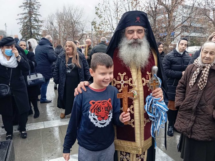 Γ.Ο.Χ. Τρικάλων: Γιόρτασαν τα Θεοφάνεια – Διπλό μήνυμα προς Νεολαίους και… Μέγαρο Μαξίμου από τον Μητροπολίτη κ.κ. Κοσμά | Ο μικρός Μιχάλης έπιασε τον Τίμιο Σταυρό (ΕΙΚΟΝΕΣ – ΒΙΝΤΕΟ)