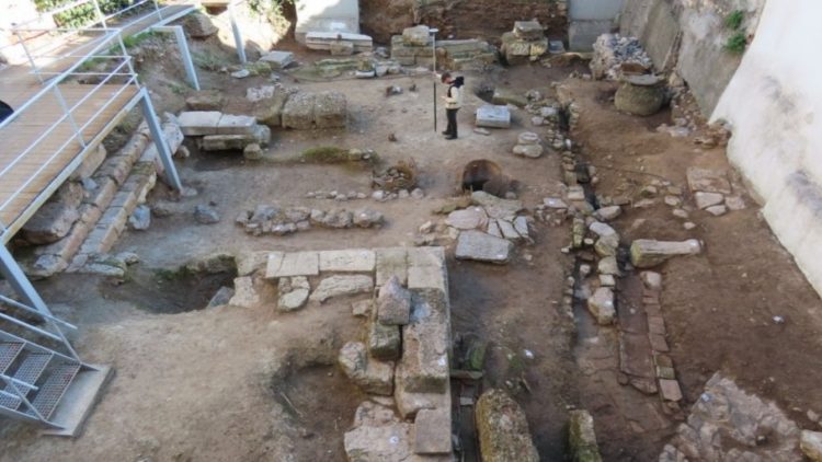 «Οικία Κοκοβίκου»: Αρχαιότητες στην αυλή του «Αντωνάκη και της Ελένης»
