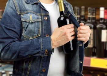 Μπήκε σε σούπερ μάρκετ και έκλεψε 20 μπουκάλια αλκοόλ κι… ένα μπουφάν!!