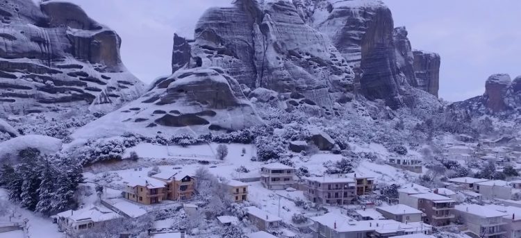 Βίντεο και φωτογραφίες με drone από την χιονισμένη Καλαμπάκα