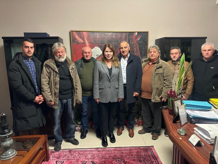 Διάλογος ουσίας της Κατερίνας Παπακώστα με τους ανθρώπους των λαϊκών αγορών