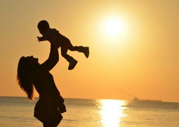Επίδομα παιδιού: Όλες οι αλλαγές και τα ποσά που θα δίνουν κράτος και δήμοι