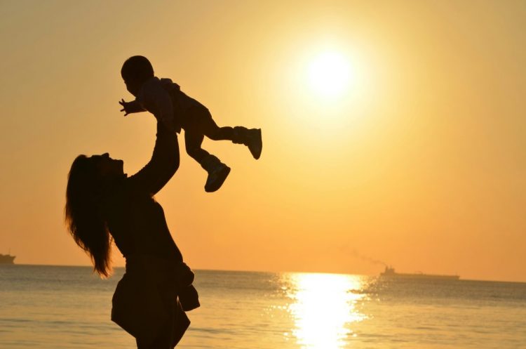 Επίδομα παιδιού: Όλες οι αλλαγές και τα ποσά που θα δίνουν κράτος και δήμοι