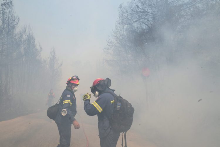 Στις φλόγες τυλίχθηκε κατοικία στη Μυρίνη (ΕΙΚΟΝΕΣ)