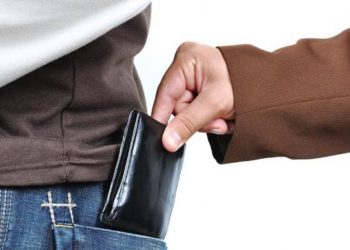 “Βούτηξε” πορτοφόλι και άρχισε να “αδειάζει” την τραπεζική κάρτα | Και τρεις συλλήψεις για ναρκωτικά