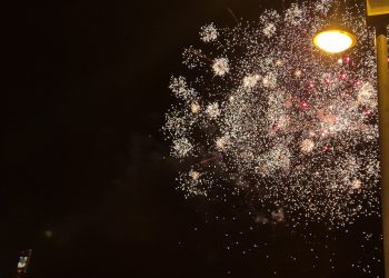 Με λάμψη και πυροτεχνήματα υποδέχτηκαν το 2026 τα Τρίκαλα (ΦΩΤΟ-ΒΙΝΤΕΟ)