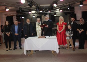 Αντάλλαξαν ευχές και έκοψαν την πίτα στα Στουρναρέικα