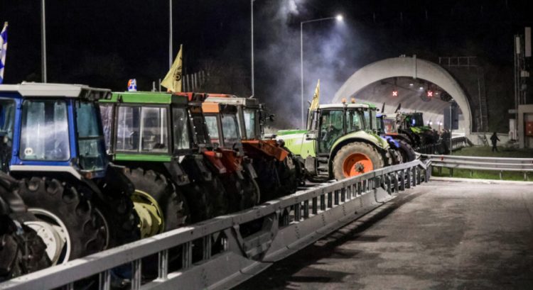 Δύο συναντήσεις Μητσοτάκη με αγρότες την Τρίτη