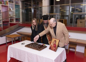 Σε εορταστικό κλίμα η κοπή της πρωτοχρονιάτικης πίτας στη Βιβλιοθήκη Καλαμπάκας