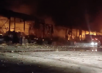 Μεγάλη φωτιά στο εργοστάσιο της Βιολάντα στα Τρίκαλα: Αγνοούνται πέντε εργαζόμενοι, άλλοι 6 μεταφέρθηκαν στο νοσοκομείο
