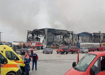 Σχεδόν υπό έλεγχο η πυρκαγιά στο εργοστάσιο ΒΙΟΛΑΝΤΑ