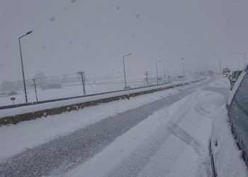 Μετ΄ εμποδίων η κίνηση από Καρδίτσα μέχρι Λαμία λόγω της έντονης χιονόπτωσης