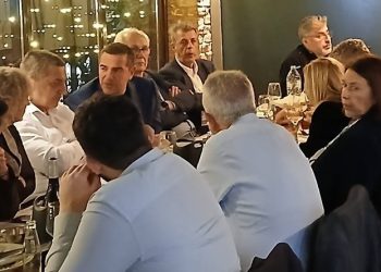 Σε γνωστό εστιατόριο στη Λάρισα δείπνησε ο Αλέξης Τσίπρας και σήμερα παρουσιάζει το βιβλίο του – Ένας Τρικαλινός στο πάνελ (ΦΩΤΟ)
