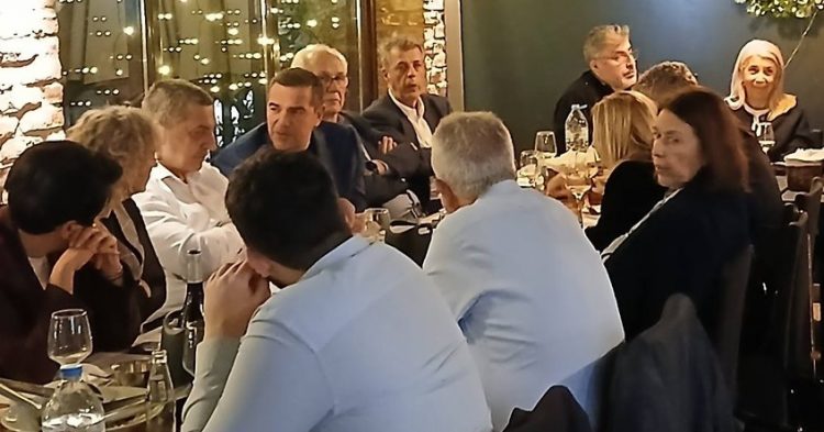 Σε γνωστό εστιατόριο στη Λάρισα δείπνησε ο Αλέξης Τσίπρας και σήμερα παρουσιάζει το βιβλίο του – Ένας Τρικαλινός στο πάνελ (ΦΩΤΟ)