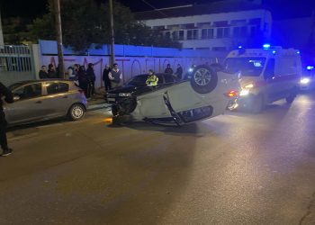 Θεαματικό τροχαίο στη Λάρισα – Αναποδογύρισε ΙΧΕ έπειτα από σύγκρουση με άλλο και σερνόταν με τον ουρανό (ΦΩΤΟ)