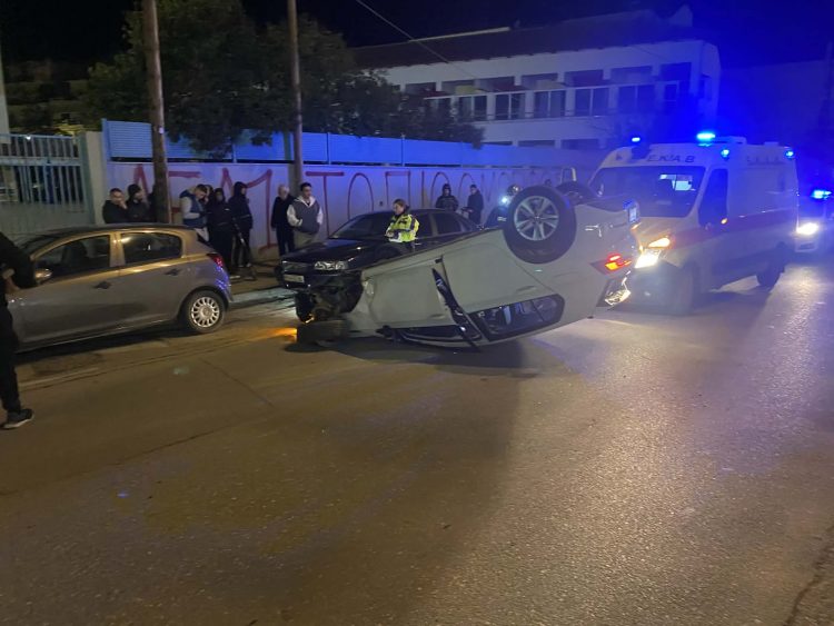 Θεαματικό τροχαίο στη Λάρισα – Αναποδογύρισε ΙΧΕ έπειτα από σύγκρουση με άλλο και σερνόταν με τον ουρανό (ΦΩΤΟ)