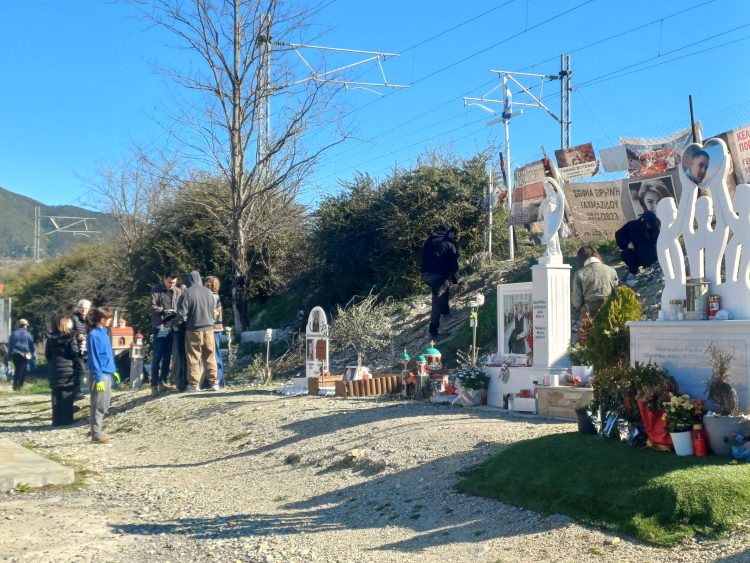 Συγκίνηση: 29 νέοι της Ευρώπης μέσω Κατερίνης στο μνημείο των Τεμπών για να καλλωπίσουν τις 57 ελιές (ΦΩΤΟ)