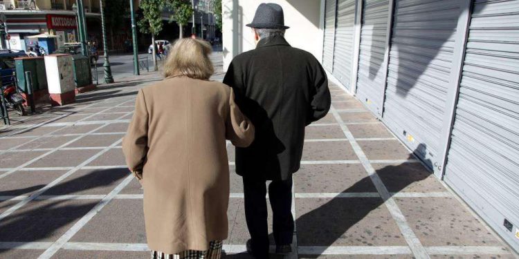 Αναδρομικά έως 12.500 ευρώ σε 60.000 ασφαλισμένους: Οι 5 κατηγορίες συνταξιούχων