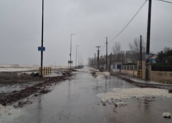 Στο έλεος της κακοκαιρίας τα παράλια της Λάρισας (ΕΙΚΟΝΕΣ – ΒΙΝΤΕΟ)