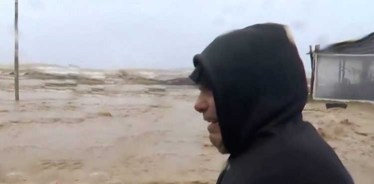 Δείτε βίντεο: Ξέσπασε σε λυγμούς ιδιοκτήτης καταστήματος στον Αγιόκαμπο – «Μετανοώ γιατί δεν άκουσα τον αδερφό μου…»