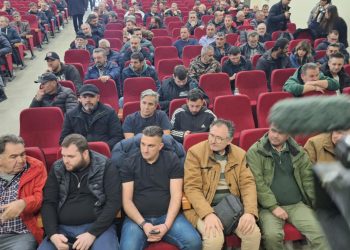 Ο κύβος ερρίφθη: Κάθοδο στην Αθήνα με τρακτέρ και λεωφορεία αποφάσισαν οι αγρότες στην Πανελλαδική Σύσκεψη που έγινε στη Νίκαια Λάρισας (ΕΙΚΟΝΕΣ)